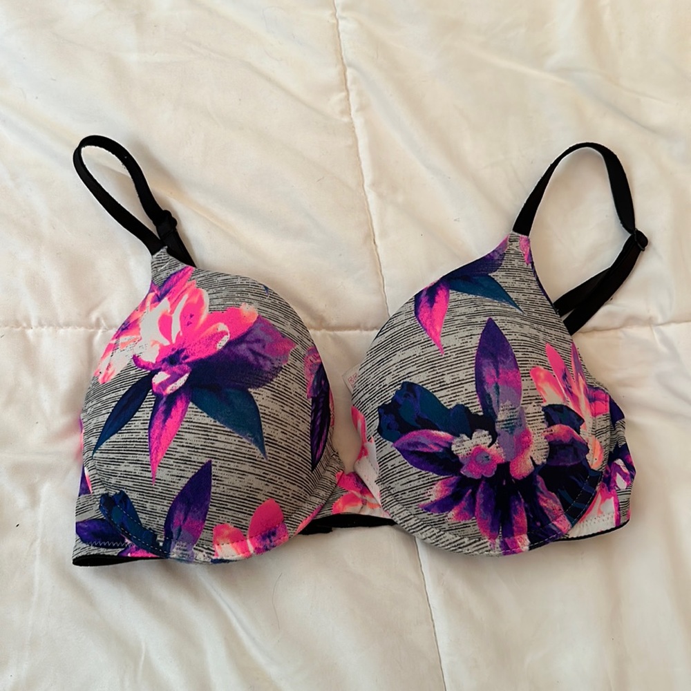 Victoria’s Secret wear everywhere push-up bra size 32D